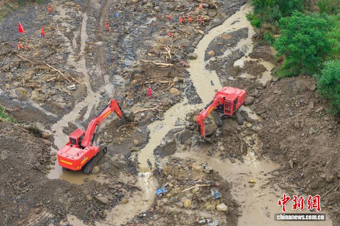 重庆永川山洪地灾救援次日见闻：空地协同拉网搜救 安置点内食宿