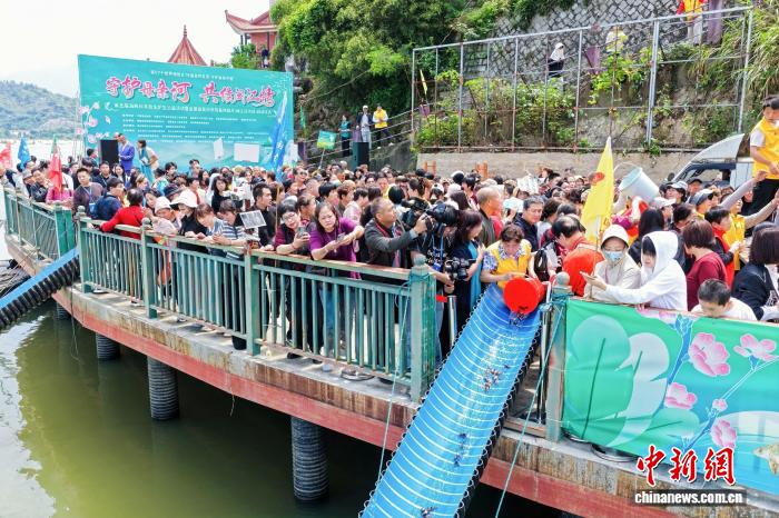 福建闽江白沙段科学放鱼体验点启动 共护闽江生态安全