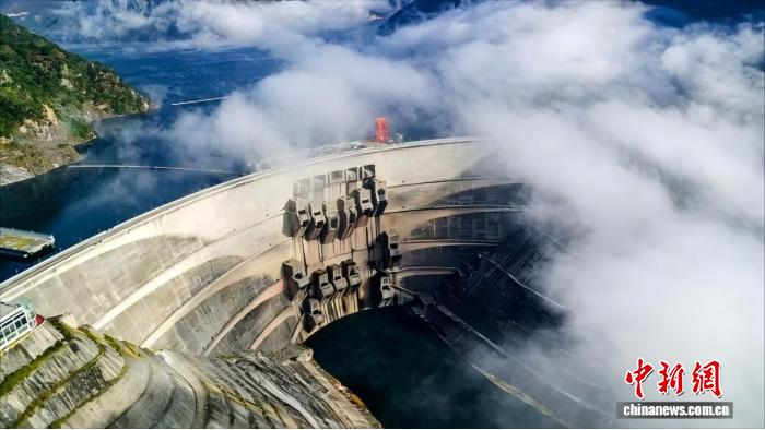 中国首个全国产控制系统水光互补项目投运