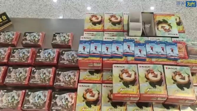 西安咸阳机场海关查获盲盒游戏卡牌9300张