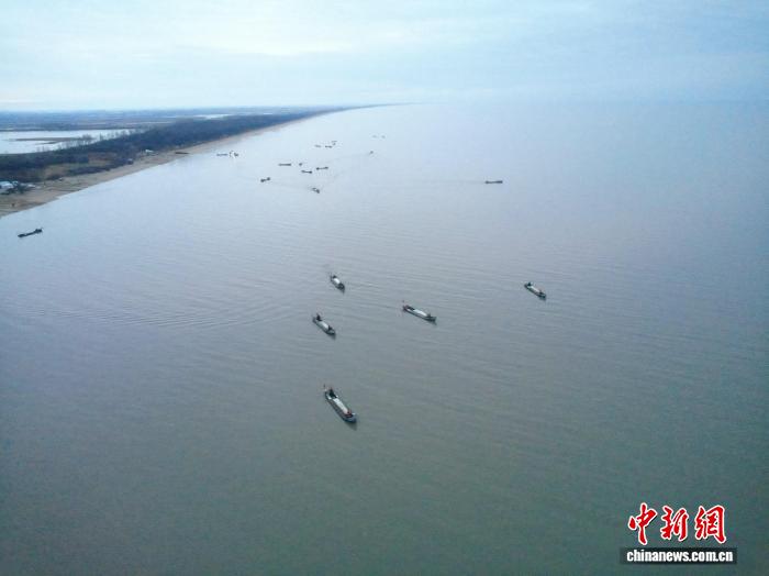 中俄最大界湖兴凯湖进入明水捕捞