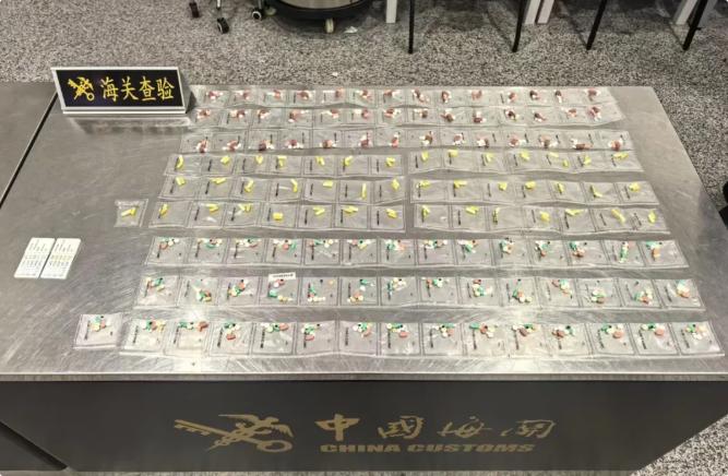 济南机场海关查获“三无”药片774粒
