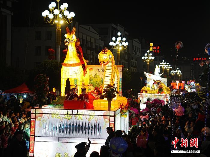 （新春见闻）贵州施秉六百年龙灯闹新春