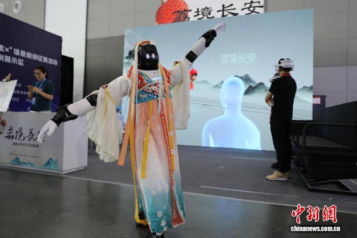 古都西安刮起“数字风” 中外友人沉浸式体验数字科技新成果