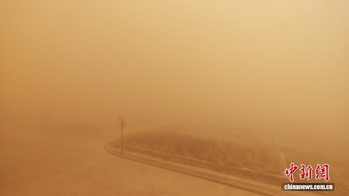 青海茫崖出现沙尘暴天气