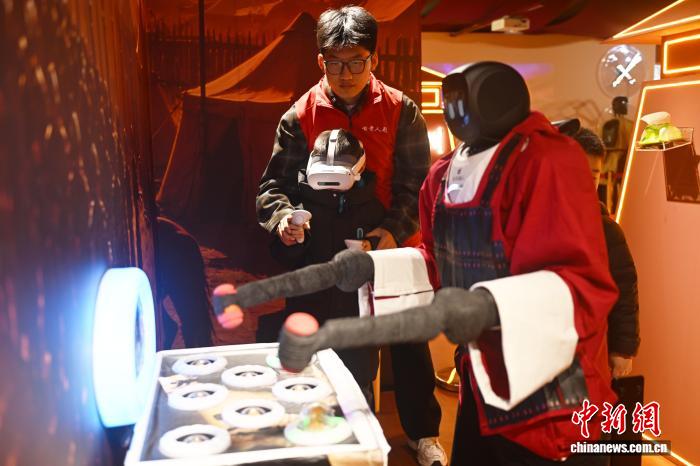 （新春走基层）“00后”赋能丝路潮玩 青年学子投身机器人文旅