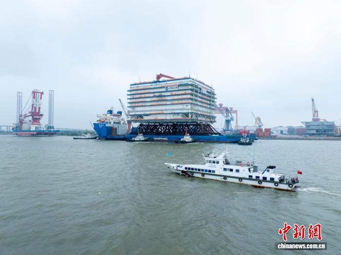 世界最大规模海上换流站从江苏南通发运