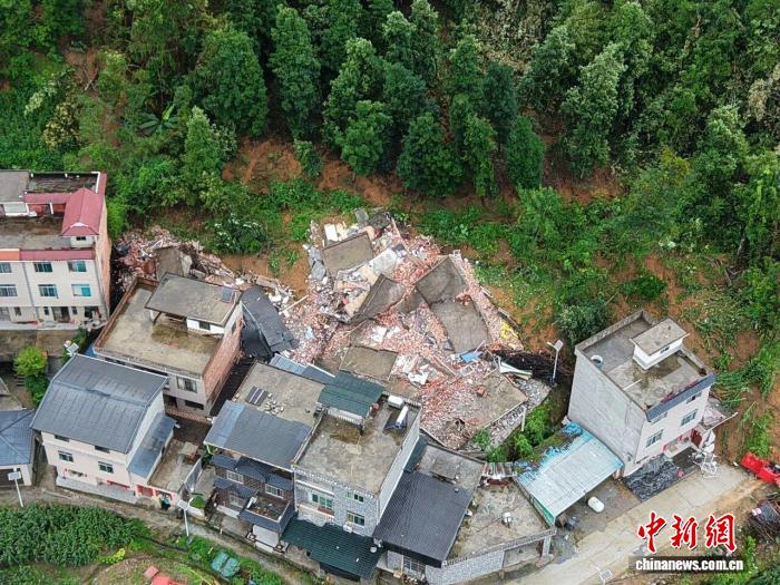 广西凌云发生山体滑坡致5栋民房损毁 56名村民提前撤离无伤亡