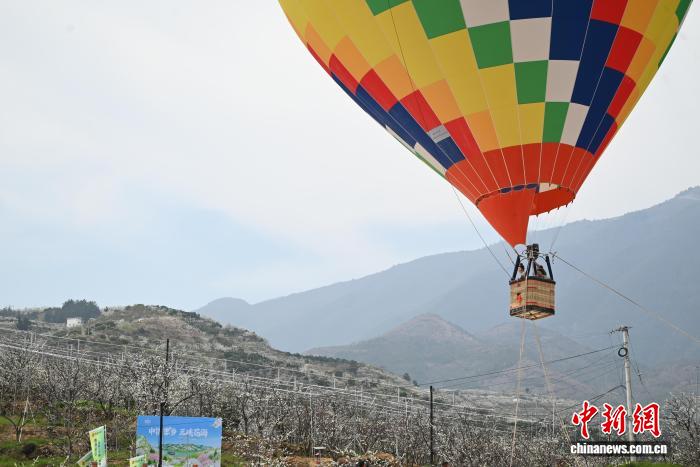 （走进中国乡村）低空飞行器山城
