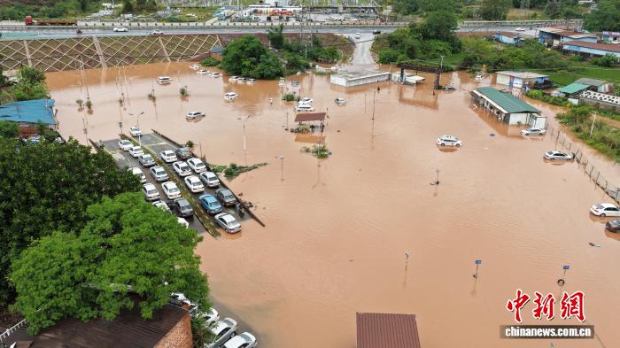 广西钦州遭遇特大暴雨 大面积“