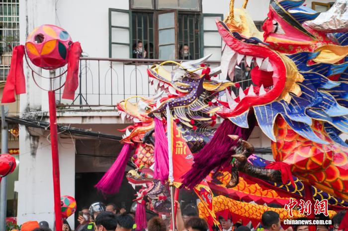 （新春走基层）当千年炮龙遇见“