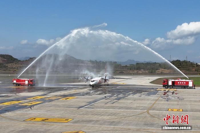浙江横店：新舟60型灭火飞机入
