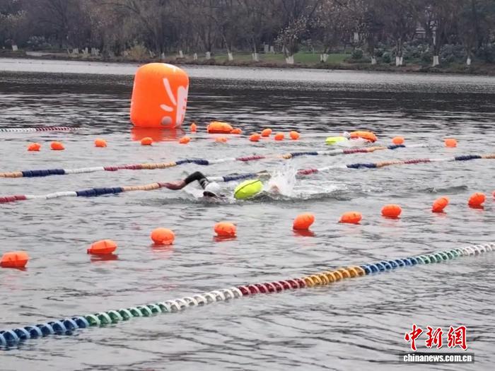 中国“银发族”破冰迎新年 挑战、学习、逐“潮”成风尚