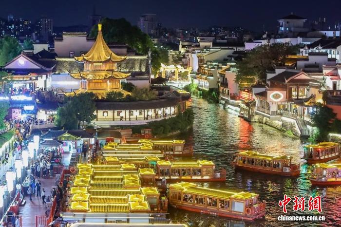 开局之年看中国·遇见不一样的江苏：南京秦淮河畔国潮起，带你“