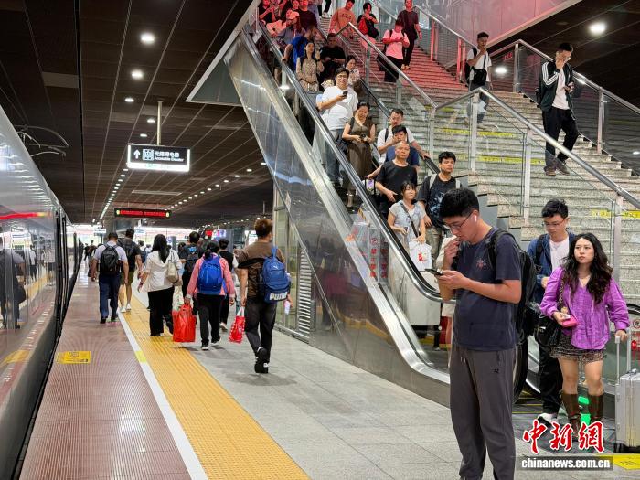 “五一”假期深圳铁路多车站将24小时“不打烊”