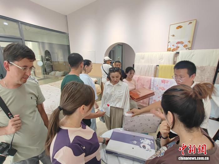 中亚媒体代表团走进新疆阿拉尔市