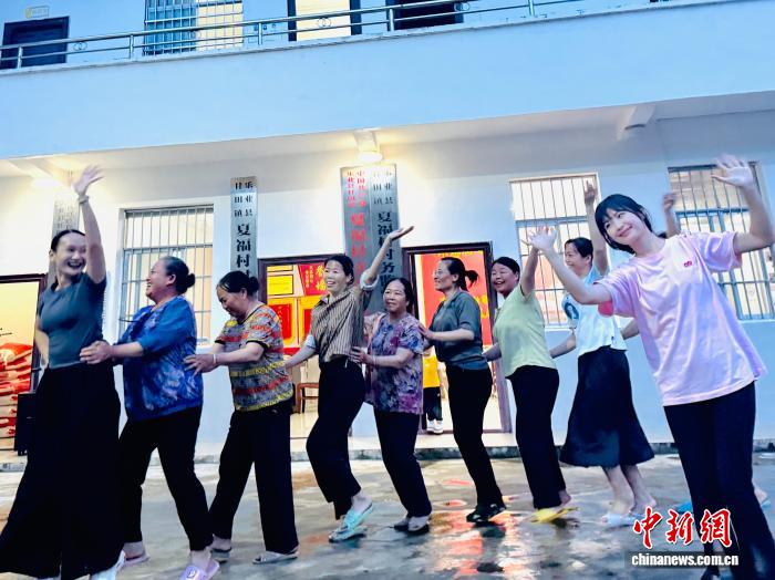 “夜校大课堂”走进广西乡村 村民在家门口享受专业文艺培训
