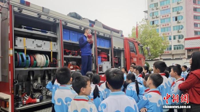 消防员组团走进广东校园送上“安