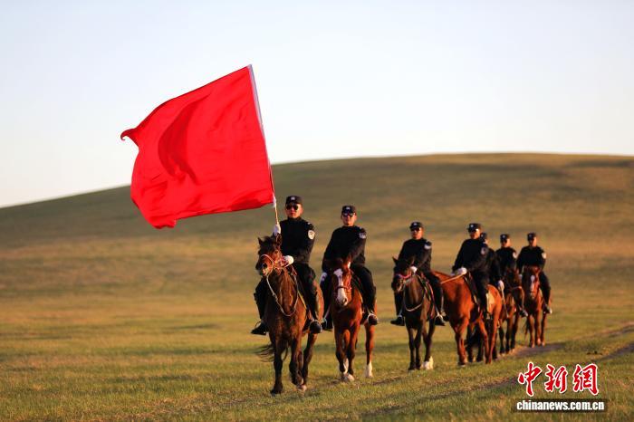 通讯：把青春拴在马鞍上