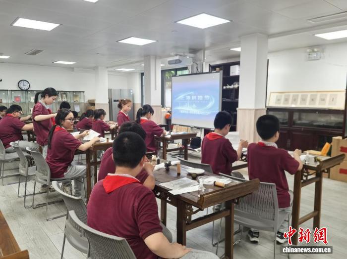 复刻千年传拓技艺 上海青少年体验古代“最早复制术”