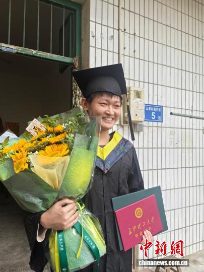 百里登门送毕业典礼 长沙一高校暖心护航抗癌学子逐梦