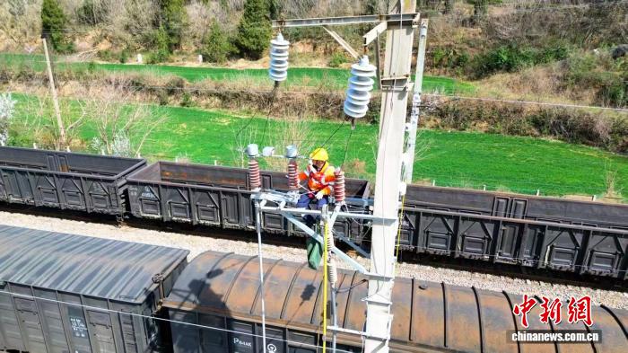 西安铁路局：“高空舞者”的春日检修