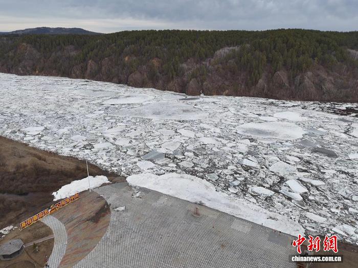 中俄界江黑龙江漠河段进入流冰期