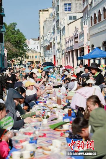 海口骑楼老街摆长桌 冼夫人“好