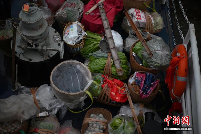 重庆“背篓轮渡”新船首航：“爱