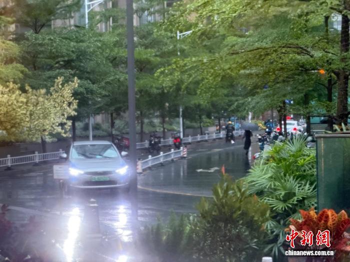 广东强对流天气持续 冰雹、狂风