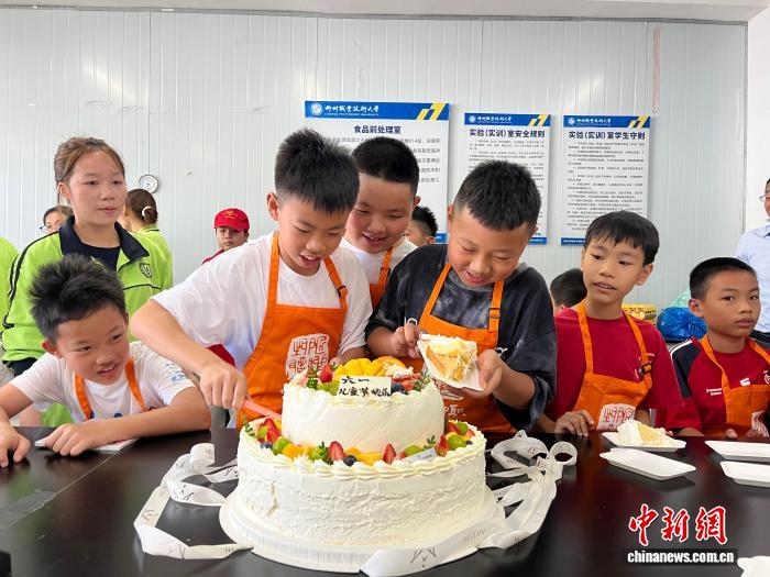 广西柳州震后安置点飘出蛋糕香 