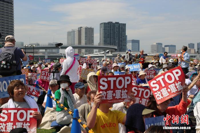 日本数万民众在东京举行守护宪法