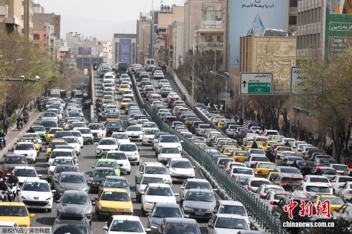 当地时间2月28日，伊朗遭受美国、以色列军事打击，多枚导弹击中德黑兰市中心多处目标，受袭击影响，德黑兰街头出现交通拥堵状况。