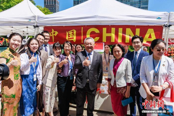 中国常驻联合国代表团参加2026年联合国国际义卖活动