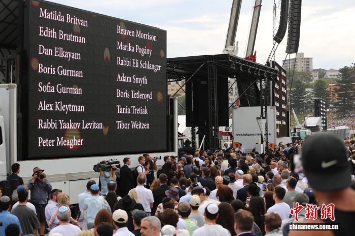 枪击案一周后 悉尼邦迪海滩举行悼念遇难者活动