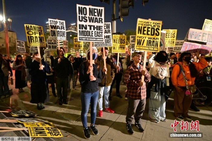 当地时间3月2日,民众在加利福尼亚州洛杉矶市市政厅外举行集会,反对美国和以色列对伊朗发起军事行动。图为集会现场画面。 当地时间3月2日,民众在加利福尼亚州洛杉矶市市政厅外举行集会,反对美国和以色列对伊朗发起军事行动。图为集会现场画面。
