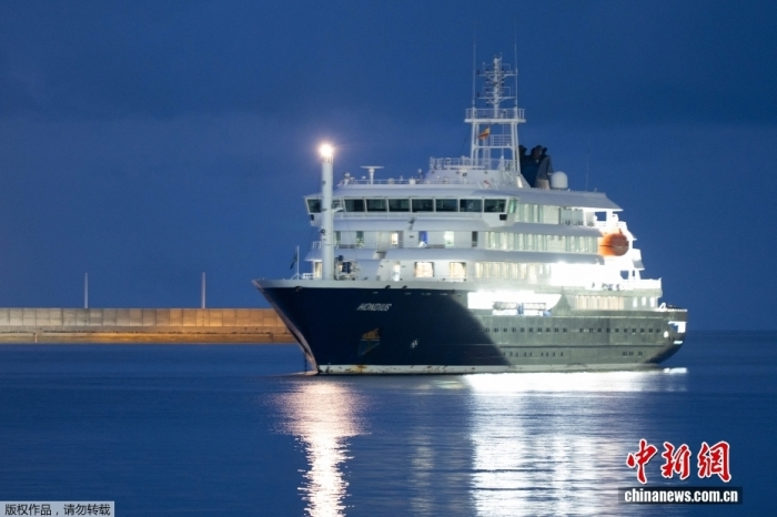 当地时间10日凌晨,涉汉坦病毒疫情邮轮“洪迪厄斯”号已在西班牙特内里费岛格拉纳迪利亚港水域抛锚停泊。
此前报道,当地时间6日,西班牙内政大臣马拉斯卡确认,西班牙将接收“洪迪厄斯”号邮轮。马拉斯卡在发布会上表示,是世界卫生组织要求该邮轮停靠在该国的加那利自治区。 当地时间10日凌晨,涉汉坦病毒疫情邮轮“洪迪厄斯”号已在西班牙特内里费岛格拉纳迪利亚港水域抛锚停泊。
此前报道,当地时间6日,西班牙内政大臣马拉斯卡确认,西班牙将接收“洪迪厄斯”号邮轮。马拉斯卡在发布会上表示,是世界卫生组织要求该邮轮停靠在该国的加那利自治区。