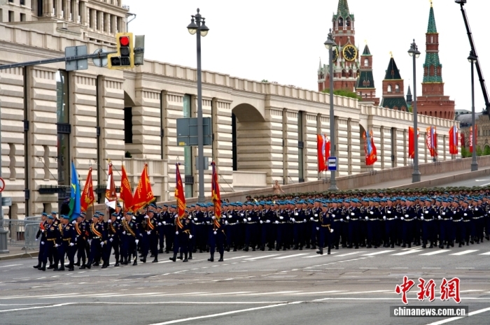 当地时间5月9日，俄罗斯纪念卫国战争胜利81周年阅兵活动在莫斯科红场举行。图为受阅徒步方队准备接受检阅。中新社记者 田冰 摄