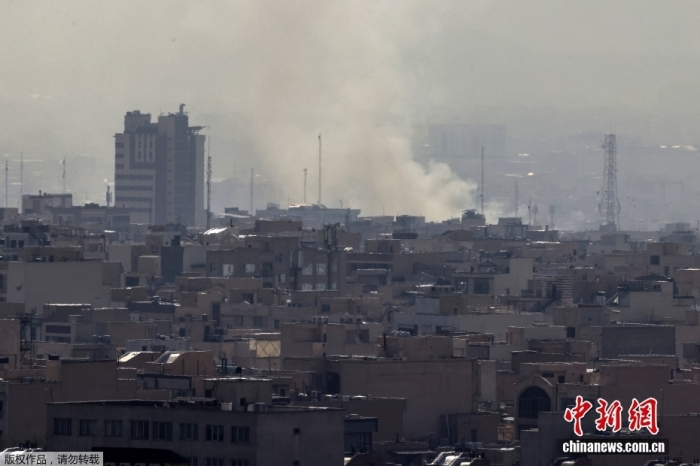 据卡塔尔阿拉伯电视台2月28日报道，伊朗首都德黑兰市中心发生爆炸。另据《以色列时报》报道，以色列国防部长卡茨表示，以色列已对伊朗发动先发制人的打击。图为德黑兰市中心发生爆炸后，浓烟冲天。
