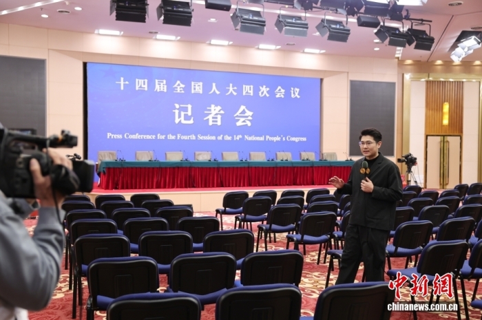 资料图:2月27日,在2026年全国两会即将召开之际,设在北京梅地亚中心的全国两会新闻中心正式启用。目前已有3000多名中外记者报名采访全国两会,其中境内记者2000多名,港澳台记者和外国记者1000多名。十四届全国人大四次会议和全国政协十四届四次会议将分别于3月5日和3月4日在北京开幕。图为媒体记者在全国两会新闻中心工作。中新社记者 蒋启明 摄 资料图:2月27日,在2026年全国两会即将召开之际,设在北京梅地亚中心的全国两会新闻中心正式启用。目前已有3000多名中外记者报名采访全国两会,其中境内记者2000多名,港澳台记者和外国记者1000多名。十四届全国人大四次会议和全国政协十四届四次会议将分别于3月5日和3月4日在北京开幕。图为媒体记者在全国两会新闻中心工作。中新社记者 蒋启明 摄