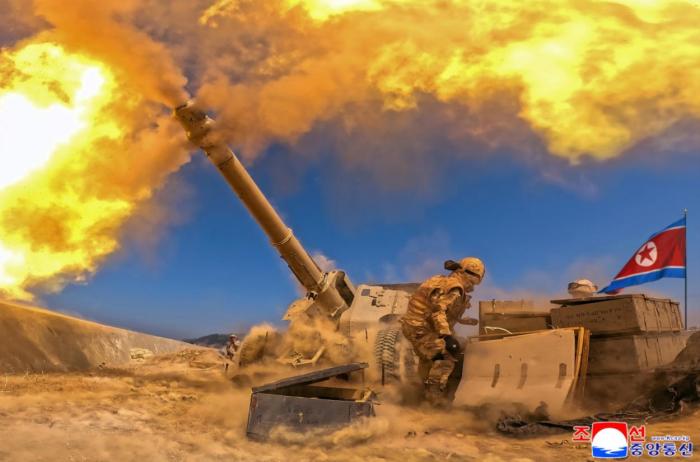 金正恩观摩火炮射击比赛