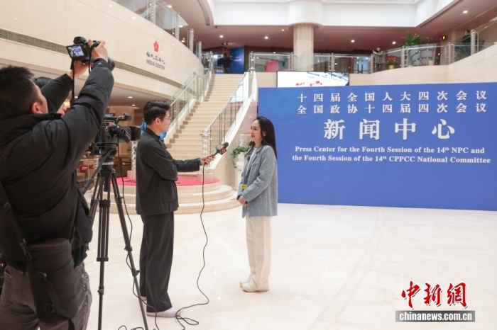 2月27日，设在北京梅地亚中心的全国两会新闻中心正式启用。图为媒体记者在新闻中心采访报道。中新社记者 杨郁然 摄