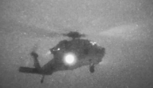 美军公布登上伊朗货船视频：海军陆战队队员以索降方式登船