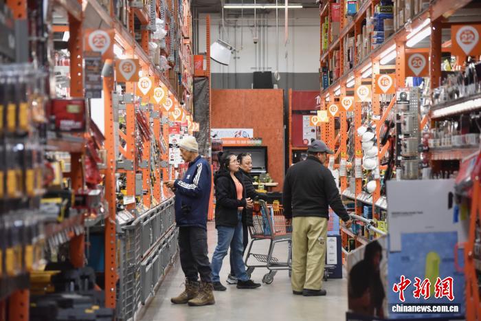 图为美国民众在弗吉尼亚州一家居建材用品店购物。 中新社记者 沙晗汀 摄