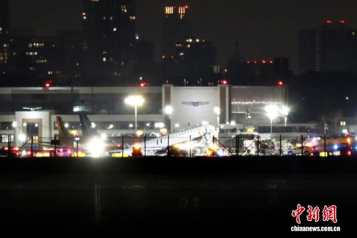 美国纽约机场客机与消防车相撞致2亡多伤