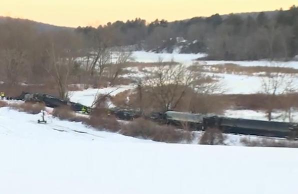 美国一列载有危险化学品的列车出轨