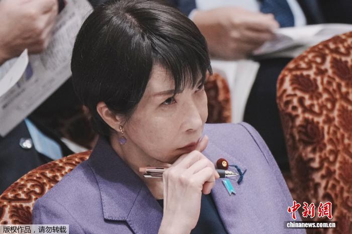 演讲过程中，高市早苗突然开始抹眼泪