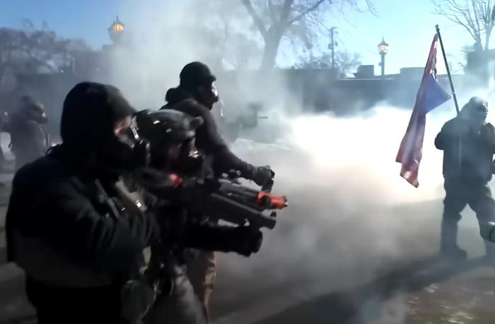 最危险的对峙在逼近，美国社会“泄压阀”走到失效边缘 | 国际