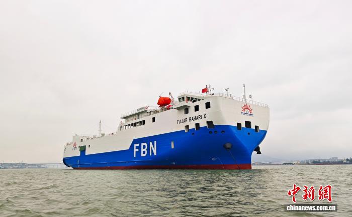 福建今年首艘新造滚装船出口印尼